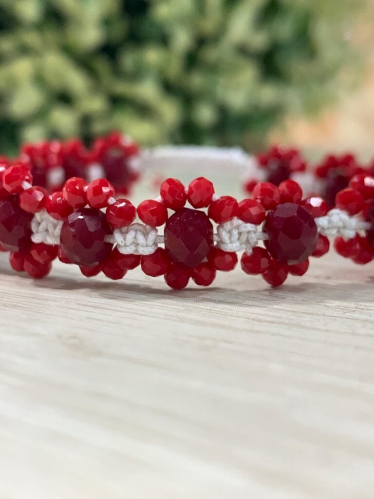 Pulsera macrame cristales rojos flor 18 cm