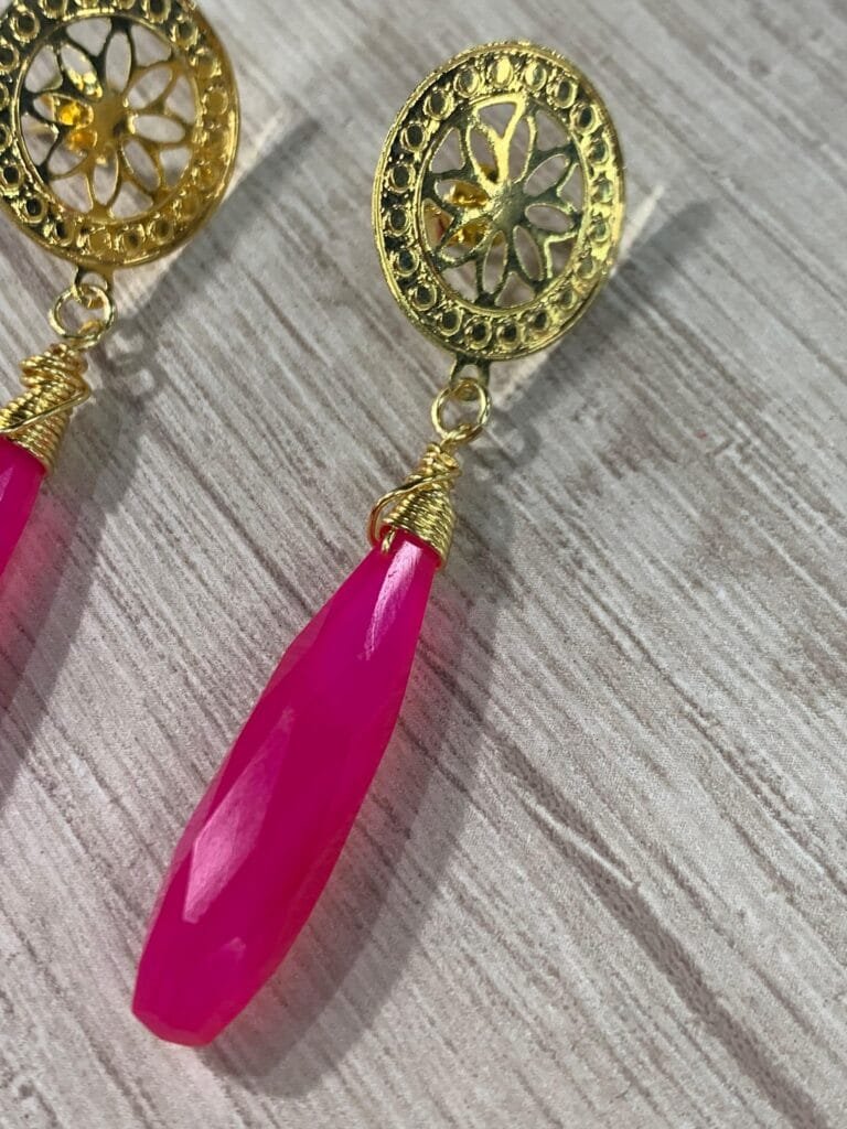 Aros gota calcedonia fuscia baño oro