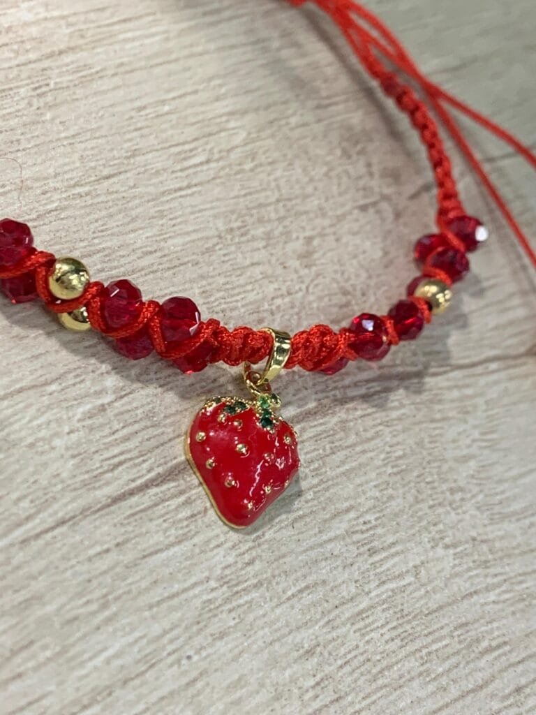 Pulsera roja adaptable frutilla