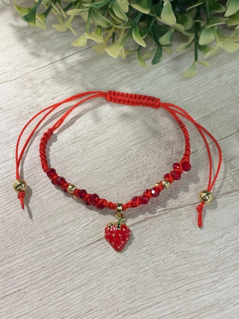 Pulsera roja adaptable frutilla