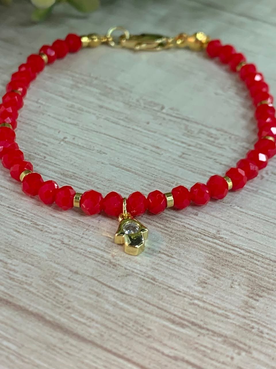 Pulsera baño en oro cristales rojos dije mano de fatima - Imagen 2