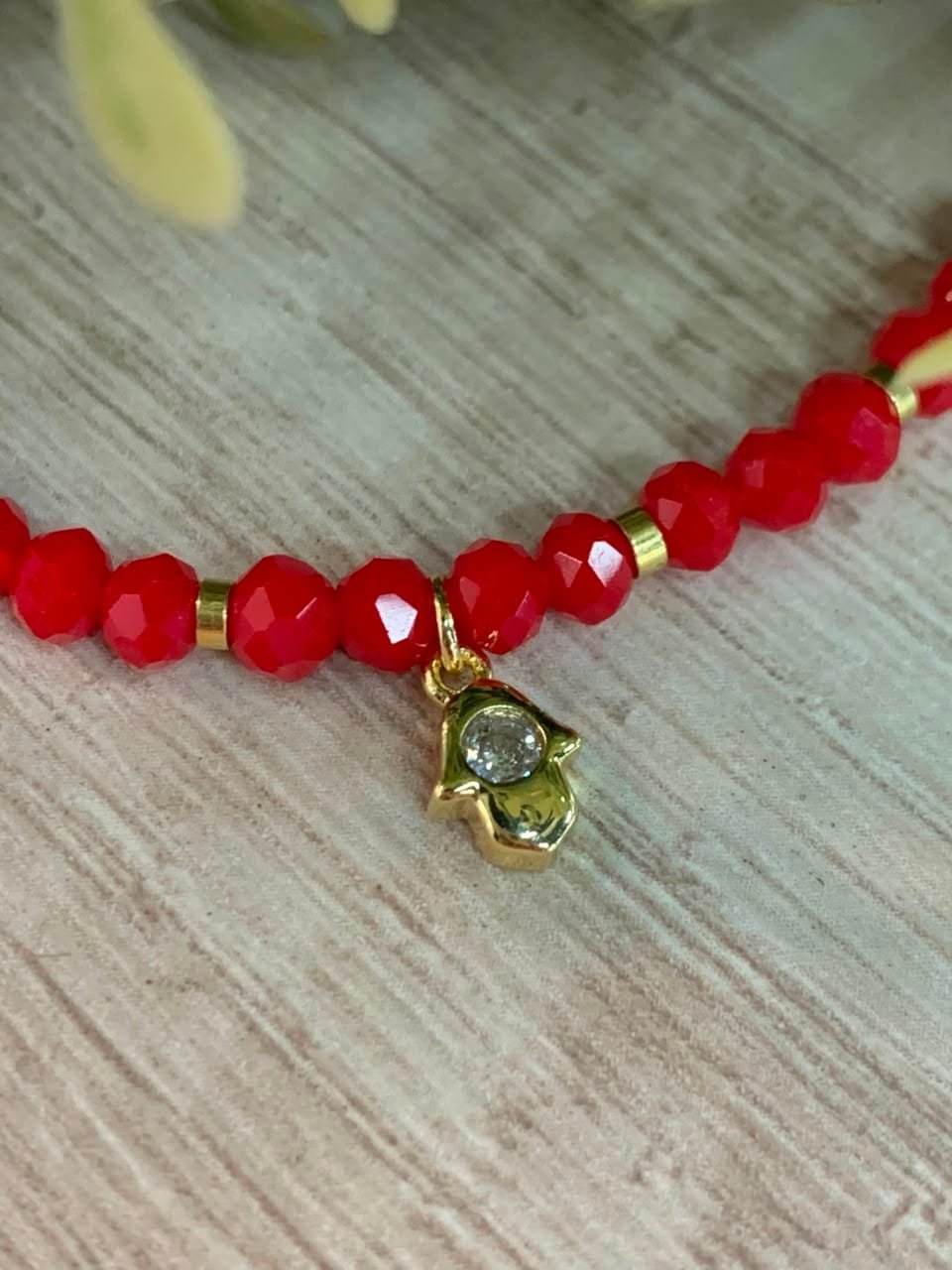Pulsera baño en oro cristales rojos dije mano de fatima - Imagen 3