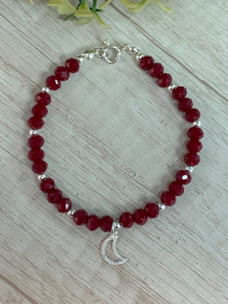 Pulsera cristales burdeo con luna calada