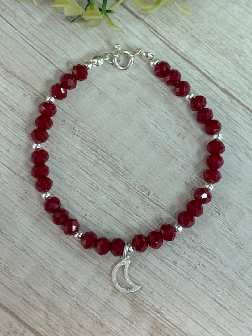 Pulsera cristales burdeo con luna calada