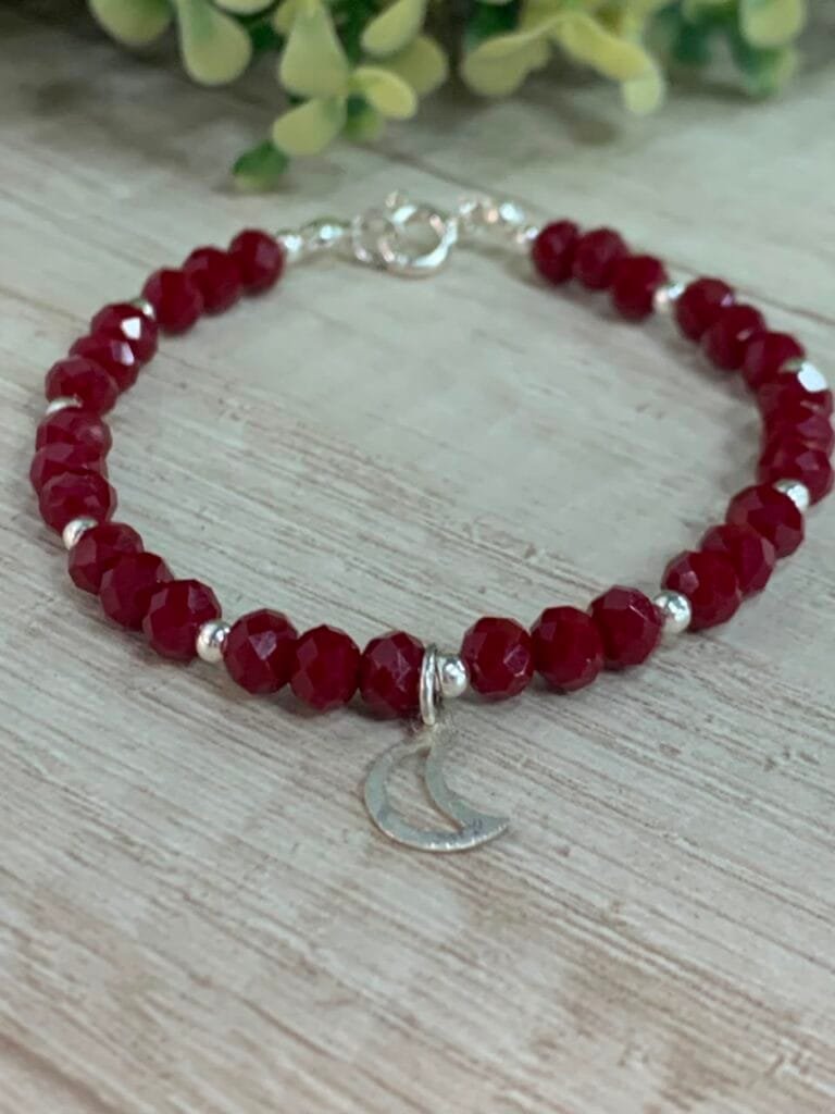 Pulsera cristales burdeo con luna calada