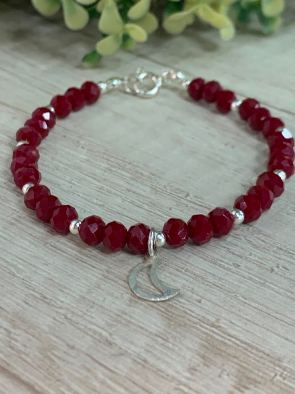 Pulsera cristales burdeo con luna calada - Imagen 3