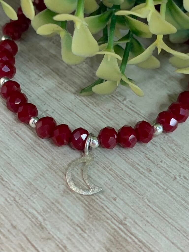 Pulsera cristales burdeo con luna calada