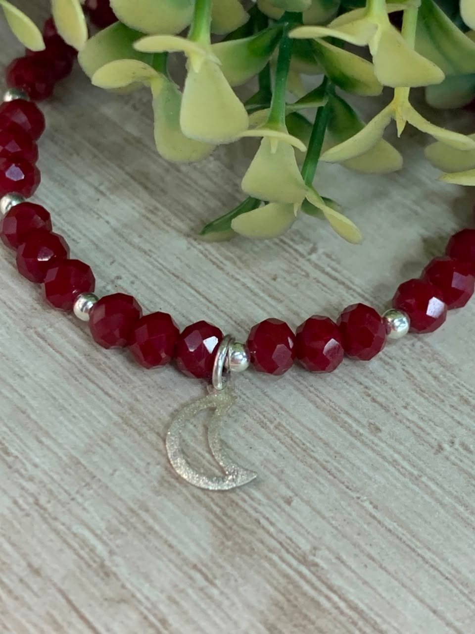 Pulsera cristales burdeo con luna calada - Imagen 2